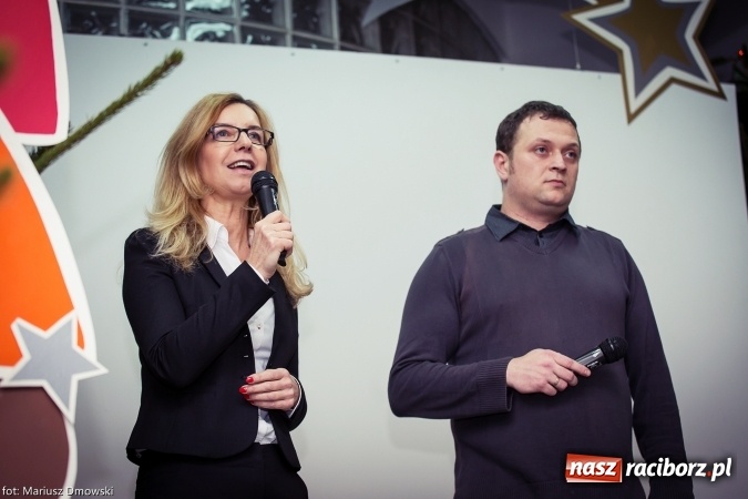 Zdjęcie w galerii na portalu naszraciborz.pl: Mikołaje i anioły z Ostroga, czyli kiermasz świąteczny w SP1 wiadomości z regionu