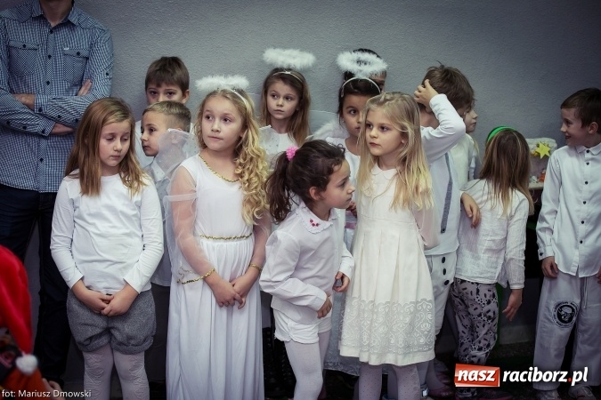 Zdjęcie w galerii na portalu naszraciborz.pl: Mikołaje i anioły z Ostroga, czyli kiermasz świąteczny w SP1 wiadomości z regionu