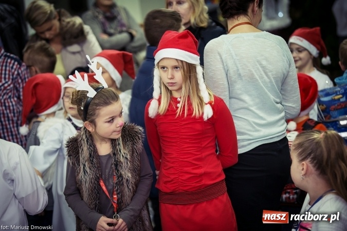 Zdjęcie w galerii na portalu naszraciborz.pl: Mikołaje i anioły z Ostroga, czyli kiermasz świąteczny w SP1 wiadomości z regionu
