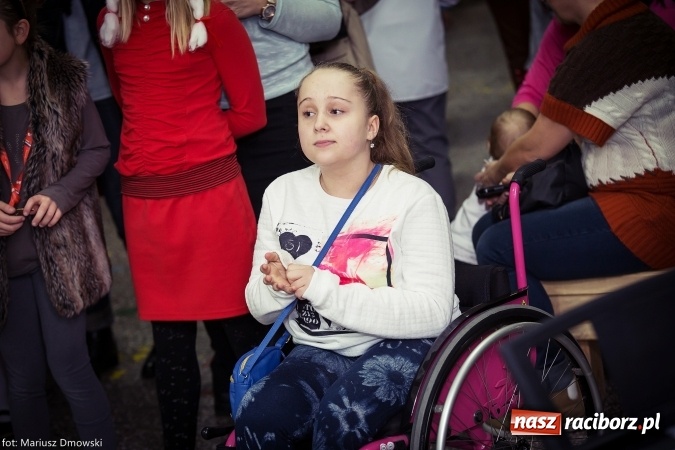 Zdjęcie w galerii na portalu naszraciborz.pl: Mikołaje i anioły z Ostroga, czyli kiermasz świąteczny w SP1 wiadomości z regionu