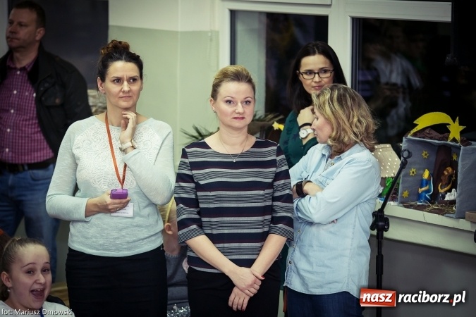 Zdjęcie w galerii na portalu naszraciborz.pl: Mikołaje i anioły z Ostroga, czyli kiermasz świąteczny w SP1 wiadomości z regionu