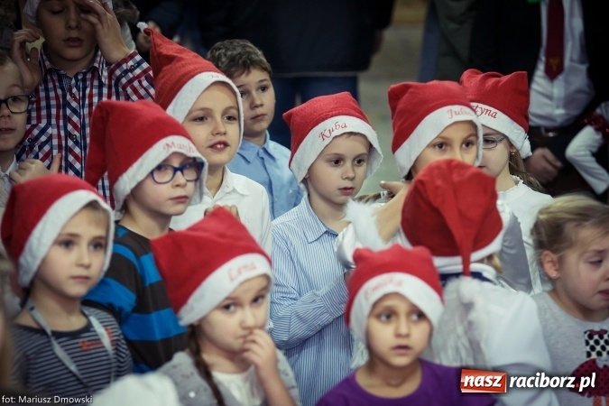 Zdjęcie w galerii na portalu naszraciborz.pl: Mikołaje i anioły z Ostroga, czyli kiermasz świąteczny w SP1 wiadomości z regionu