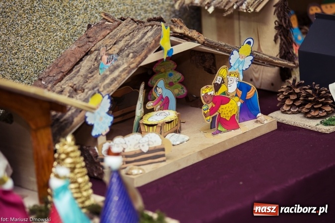 Zdjęcie w galerii na portalu naszraciborz.pl: Mikołaje i anioły z Ostroga, czyli kiermasz świąteczny w SP1 wiadomości z regionu