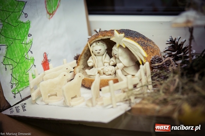 Zdjęcie w galerii na portalu naszraciborz.pl: Mikołaje i anioły z Ostroga, czyli kiermasz świąteczny w SP1 wiadomości z regionu