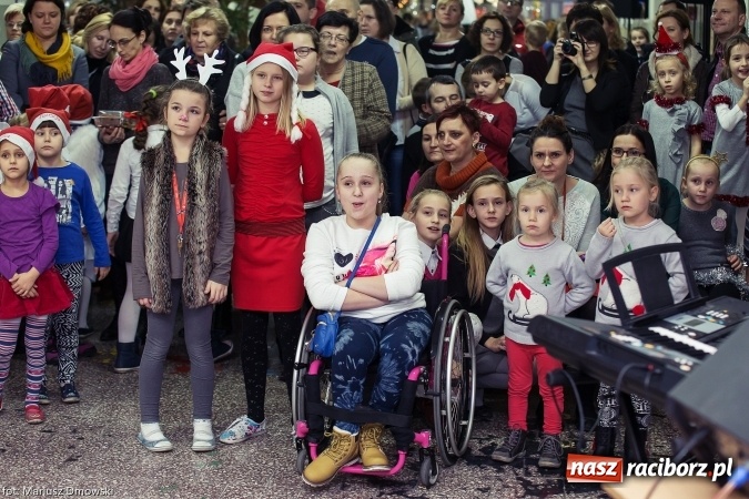 Zdjęcie w galerii na portalu naszraciborz.pl: Mikołaje i anioły z Ostroga, czyli kiermasz świąteczny w SP1 wiadomości z regionu