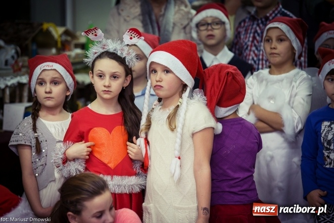 Zdjęcie w galerii na portalu naszraciborz.pl: Mikołaje i anioły z Ostroga, czyli kiermasz świąteczny w SP1 wiadomości z regionu