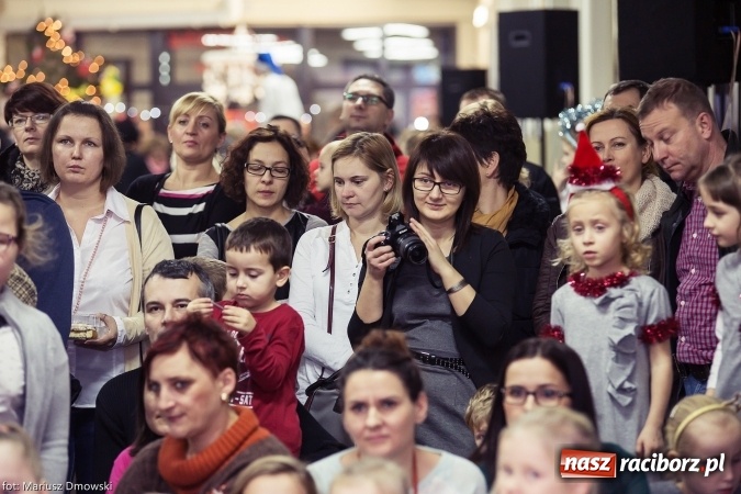 Zdjęcie w galerii na portalu naszraciborz.pl: Mikołaje i anioły z Ostroga, czyli kiermasz świąteczny w SP1 wiadomości z regionu