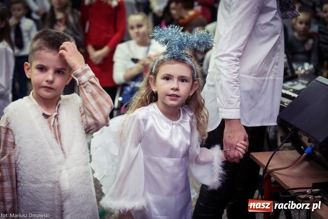 Zdjęcie w galerii na portalu naszraciborz.pl: Mikołaje i anioły z Ostroga, czyli kiermasz świąteczny w SP1 wiadomości z regionu