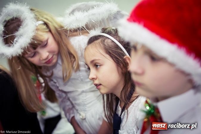 Zdjęcie w galerii na portalu naszraciborz.pl: Mikołaje i anioły z Ostroga, czyli kiermasz świąteczny w SP1 wiadomości z regionu