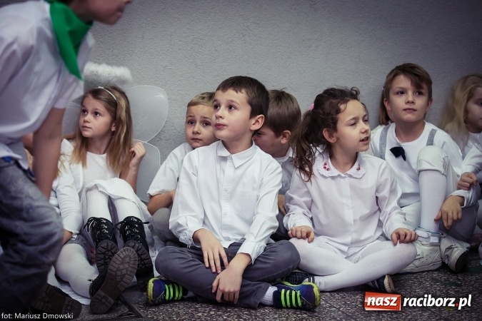 Zdjęcie w galerii na portalu naszraciborz.pl: Mikołaje i anioły z Ostroga, czyli kiermasz świąteczny w SP1 wiadomości z regionu