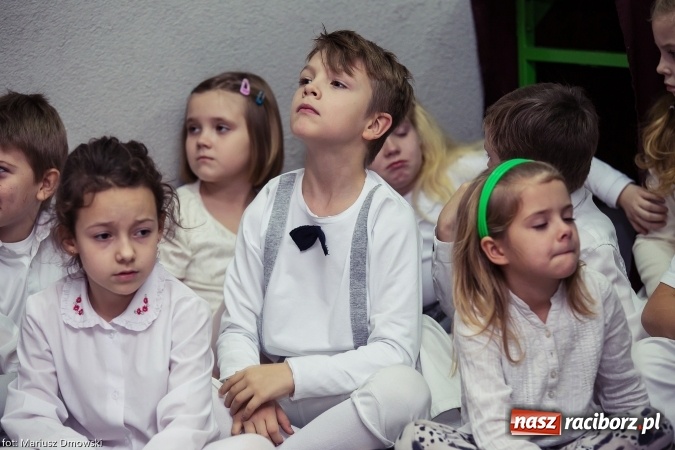 Zdjęcie w galerii na portalu naszraciborz.pl: Mikołaje i anioły z Ostroga, czyli kiermasz świąteczny w SP1 wiadomości z regionu