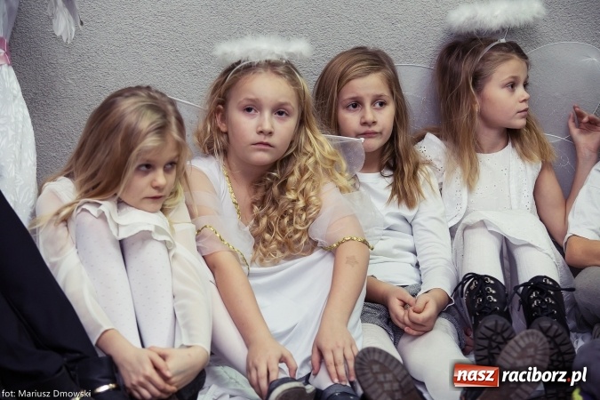 Zdjęcie w galerii na portalu naszraciborz.pl: Mikołaje i anioły z Ostroga, czyli kiermasz świąteczny w SP1 wiadomości z regionu