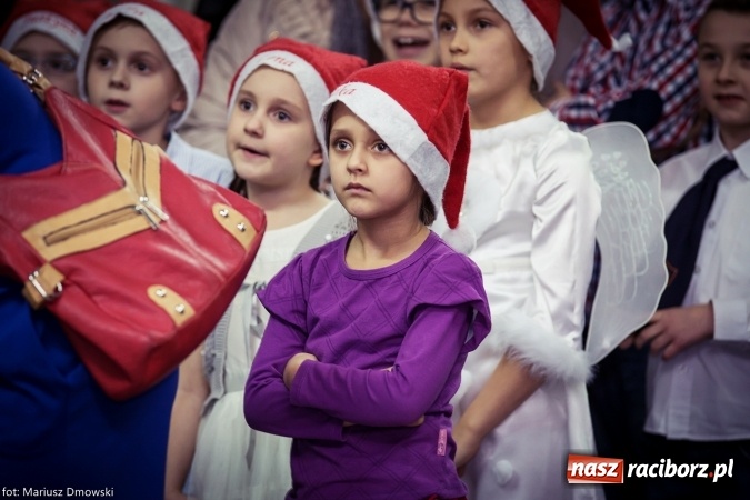 Zdjęcie w galerii na portalu naszraciborz.pl: Mikołaje i anioły z Ostroga, czyli kiermasz świąteczny w SP1 wiadomości z regionu