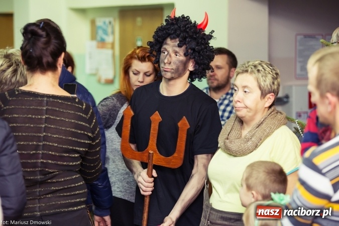 Zdjęcie w galerii na portalu naszraciborz.pl: Mikołaje i anioły z Ostroga, czyli kiermasz świąteczny w SP1 wiadomości z regionu