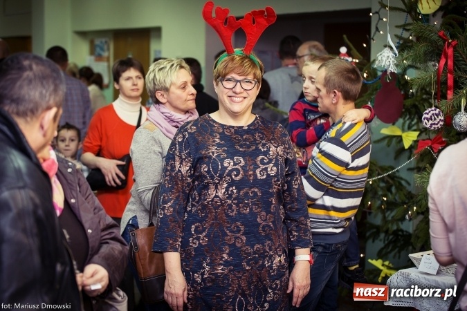 Zdjęcie w galerii na portalu naszraciborz.pl: Mikołaje i anioły z Ostroga, czyli kiermasz świąteczny w SP1 wiadomości z regionu