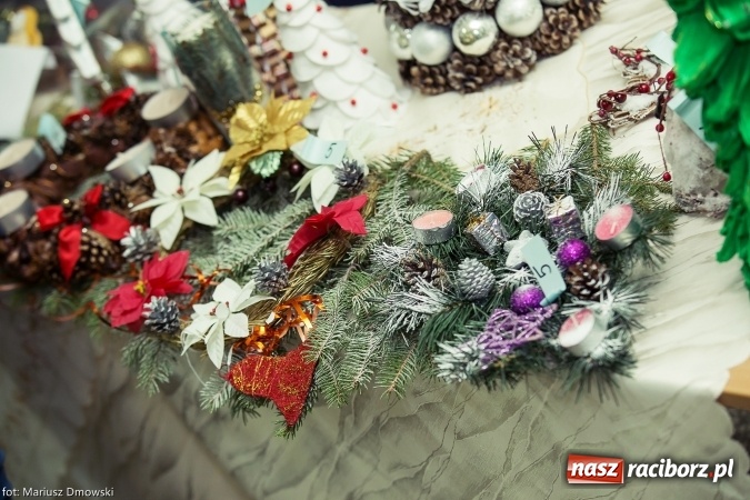 Zdjęcie w galerii na portalu naszraciborz.pl: Mikołaje i anioły z Ostroga, czyli kiermasz świąteczny w SP1 wiadomości z regionu