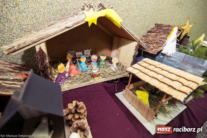 Zdjęcie w galerii na portalu naszraciborz.pl: Mikołaje i anioły z Ostroga, czyli kiermasz świąteczny w SP1 wiadomości z regionu