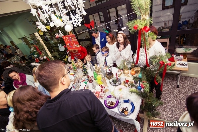 Zdjęcie w galerii na portalu naszraciborz.pl: Mikołaje i anioły z Ostroga, czyli kiermasz świąteczny w SP1 wiadomości z regionu