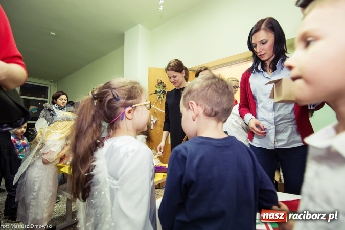 Zdjęcie w galerii na portalu naszraciborz.pl: Mikołaje i anioły z Ostroga, czyli kiermasz świąteczny w SP1 wiadomości z regionu