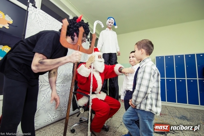 Zdjęcie w galerii na portalu naszraciborz.pl: Mikołaje i anioły z Ostroga, czyli kiermasz świąteczny w SP1 wiadomości z regionu