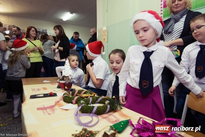 Zdjęcie w galerii na portalu naszraciborz.pl: Mikołaje i anioły z Ostroga, czyli kiermasz świąteczny w SP1 wiadomości z regionu