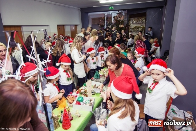 Zdjęcie w galerii na portalu naszraciborz.pl: Mikołaje i anioły z Ostroga, czyli kiermasz świąteczny w SP1 wiadomości z regionu
