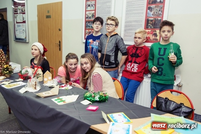 Zdjęcie w galerii na portalu naszraciborz.pl: Mikołaje i anioły z Ostroga, czyli kiermasz świąteczny w SP1 wiadomości z regionu