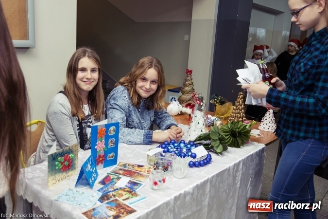 Zdjęcie w galerii na portalu naszraciborz.pl: Mikołaje i anioły z Ostroga, czyli kiermasz świąteczny w SP1 wiadomości z regionu