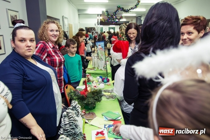 Zdjęcie w galerii na portalu naszraciborz.pl: Mikołaje i anioły z Ostroga, czyli kiermasz świąteczny w SP1 wiadomości z regionu