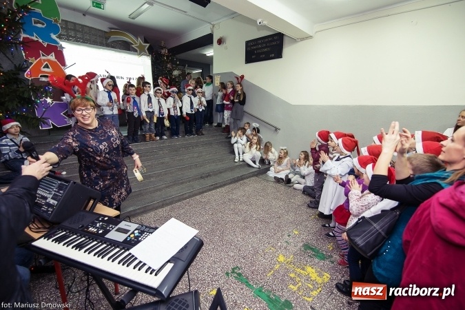 Zdjęcie w galerii na portalu naszraciborz.pl: Mikołaje i anioły z Ostroga, czyli kiermasz świąteczny w SP1 wiadomości z regionu