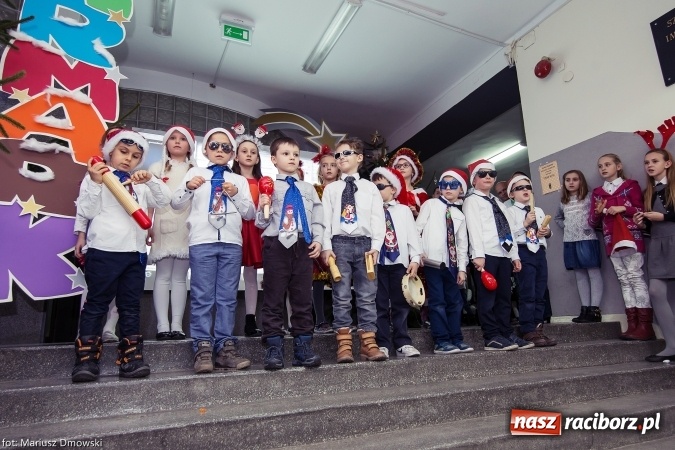 Zdjęcie w galerii na portalu naszraciborz.pl: Mikołaje i anioły z Ostroga, czyli kiermasz świąteczny w SP1 wiadomości z regionu