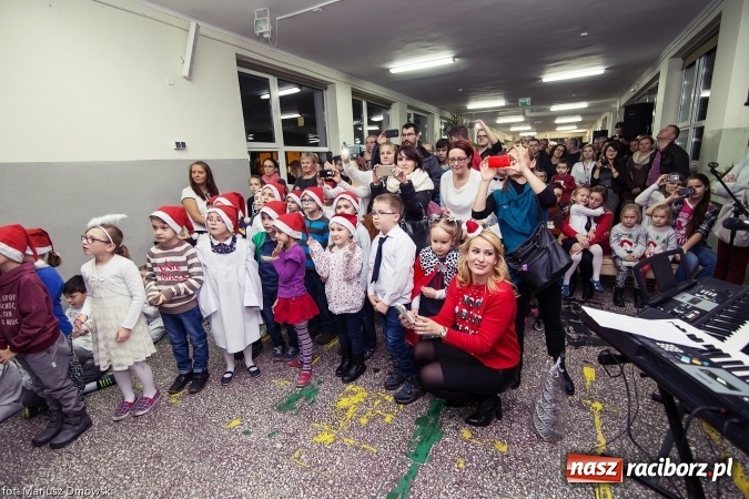 Zdjęcie w galerii na portalu naszraciborz.pl: Mikołaje i anioły z Ostroga, czyli kiermasz świąteczny w SP1 wiadomości z regionu