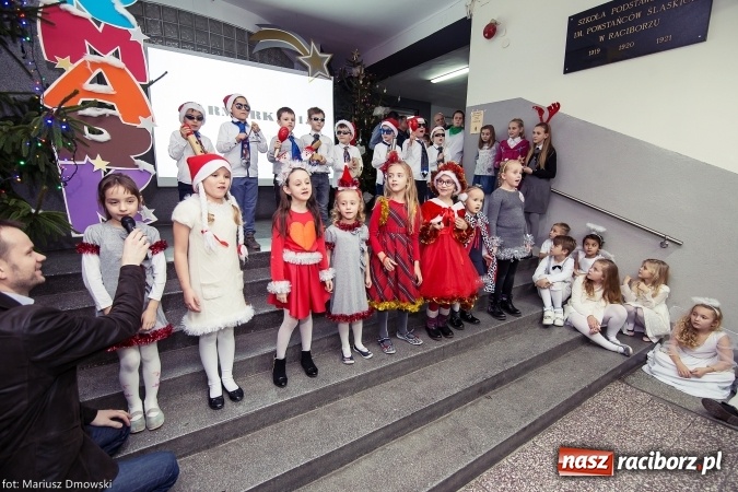 Zdjęcie w galerii na portalu naszraciborz.pl: Mikołaje i anioły z Ostroga, czyli kiermasz świąteczny w SP1 wiadomości z regionu