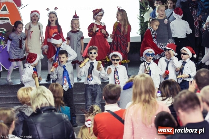 Zdjęcie w galerii na portalu naszraciborz.pl: Mikołaje i anioły z Ostroga, czyli kiermasz świąteczny w SP1 wiadomości z regionu