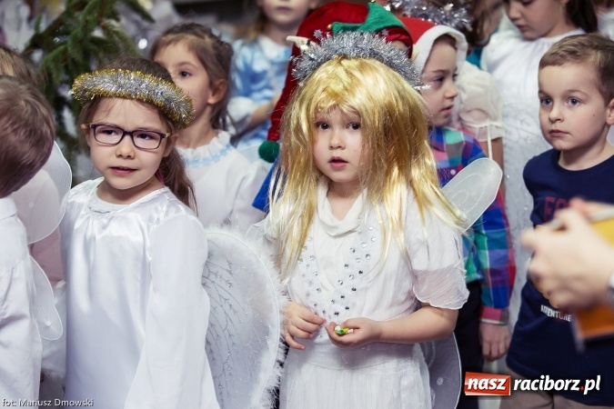 Zdjęcie w galerii na portalu naszraciborz.pl: Mikołaje i anioły z Ostroga, czyli kiermasz świąteczny w SP1 wiadomości z regionu