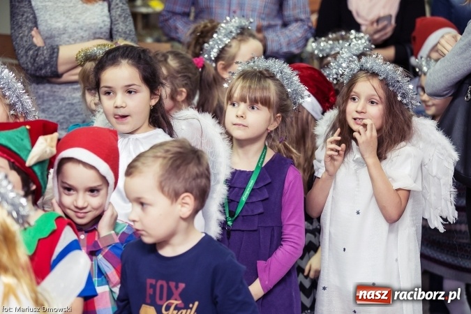 Zdjęcie w galerii na portalu naszraciborz.pl: Mikołaje i anioły z Ostroga, czyli kiermasz świąteczny w SP1 wiadomości z regionu