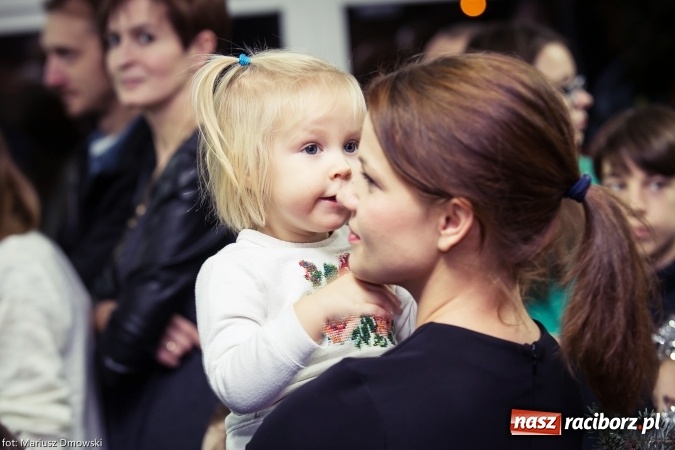 Zdjęcie w galerii na portalu naszraciborz.pl: Mikołaje i anioły z Ostroga, czyli kiermasz świąteczny w SP1 wiadomości z regionu