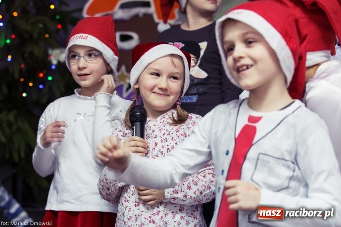 Zdjęcie w galerii na portalu naszraciborz.pl: Mikołaje i anioły z Ostroga, czyli kiermasz świąteczny w SP1 wiadomości z regionu