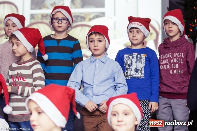 Zdjęcie w galerii na portalu naszraciborz.pl: Mikołaje i anioły z Ostroga, czyli kiermasz świąteczny w SP1 wiadomości z regionu
