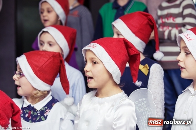 Zdjęcie w galerii na portalu naszraciborz.pl: Mikołaje i anioły z Ostroga, czyli kiermasz świąteczny w SP1 wiadomości z regionu