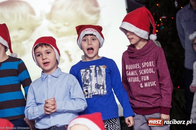 Zdjęcie w galerii na portalu naszraciborz.pl: Mikołaje i anioły z Ostroga, czyli kiermasz świąteczny w SP1 wiadomości z regionu