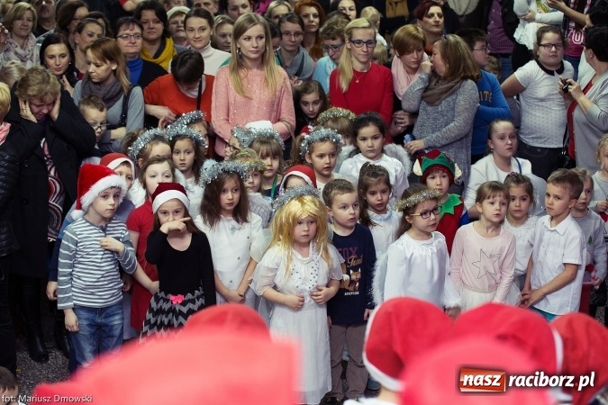 Zdjęcie w galerii na portalu naszraciborz.pl: Mikołaje i anioły z Ostroga, czyli kiermasz świąteczny w SP1 wiadomości z regionu