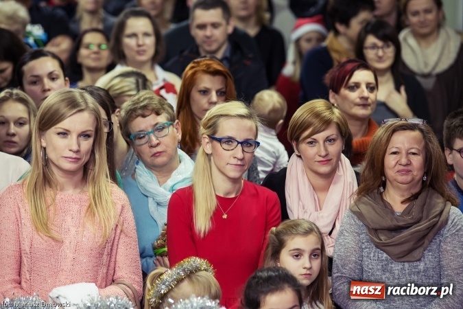 Zdjęcie w galerii na portalu naszraciborz.pl: Mikołaje i anioły z Ostroga, czyli kiermasz świąteczny w SP1 wiadomości z regionu