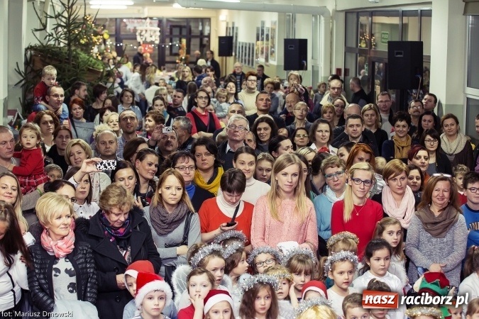 Zdjęcie w galerii na portalu naszraciborz.pl: Mikołaje i anioły z Ostroga, czyli kiermasz świąteczny w SP1 wiadomości z regionu