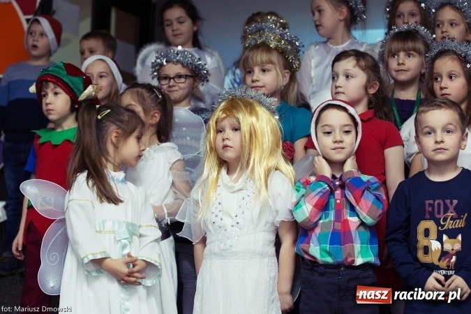 Zdjęcie w galerii na portalu naszraciborz.pl: Mikołaje i anioły z Ostroga, czyli kiermasz świąteczny w SP1 wiadomości z regionu