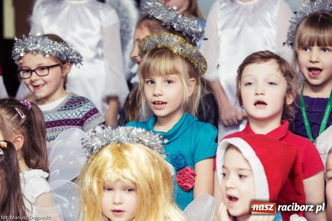 Zdjęcie w galerii na portalu naszraciborz.pl: Mikołaje i anioły z Ostroga, czyli kiermasz świąteczny w SP1 wiadomości z regionu