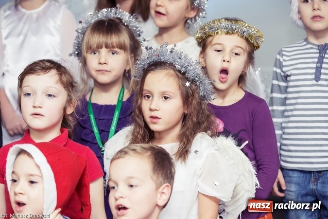 Zdjęcie w galerii na portalu naszraciborz.pl: Mikołaje i anioły z Ostroga, czyli kiermasz świąteczny w SP1 wiadomości z regionu