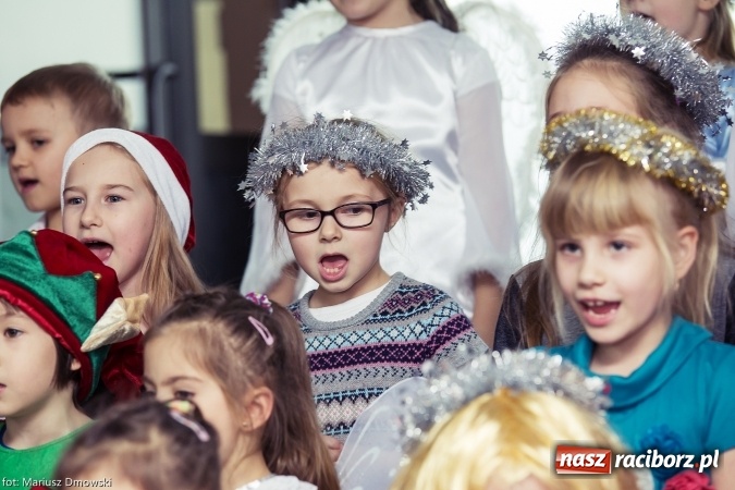 Zdjęcie w galerii na portalu naszraciborz.pl: Mikołaje i anioły z Ostroga, czyli kiermasz świąteczny w SP1 wiadomości z regionu