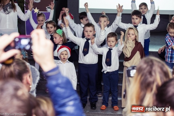 Zdjęcie w galerii na portalu naszraciborz.pl: Mikołaje i anioły z Ostroga, czyli kiermasz świąteczny w SP1 wiadomości z regionu