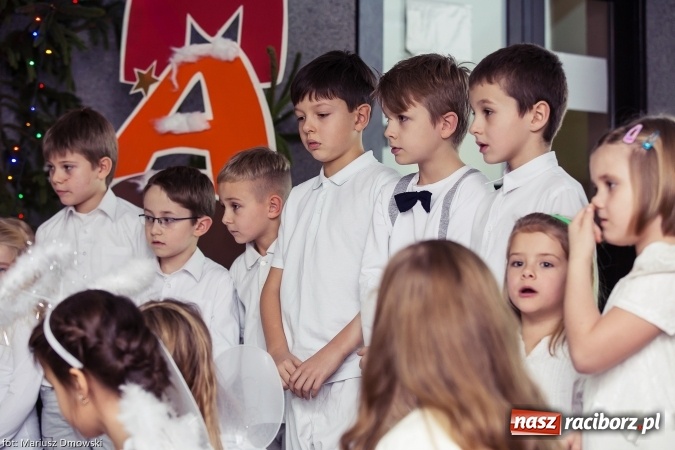 Zdjęcie w galerii na portalu naszraciborz.pl: Mikołaje i anioły z Ostroga, czyli kiermasz świąteczny w SP1 wiadomości z regionu